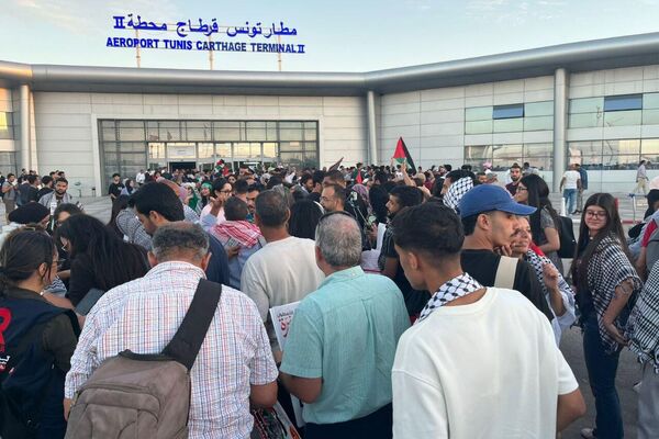 وسط استقبال شعبي.. وصول الدفعة الأخيرة من التونسيين المشاركين في أسطول الصمود - سبوتنيك عربي