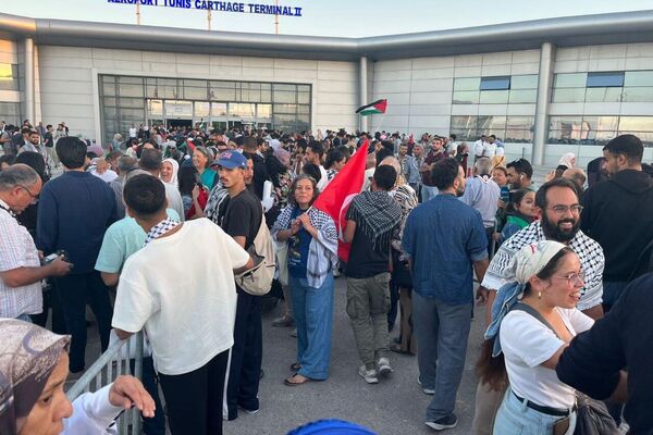 وسط استقبال شعبي.. وصول الدفعة الأخيرة من التونسيين المشاركين في أسطول الصمود - سبوتنيك عربي