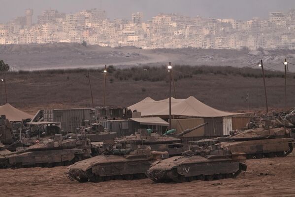 الدبابات الإسرائيلية بالقرب من حدود مع قطاع غزة، بعد الإعلان عن اتفاق إسرائيل وحماس على المرحلة الأولى من خطة السلام لإنهاء الحرب،  9 أكتوبر 2025. - سبوتنيك عربي