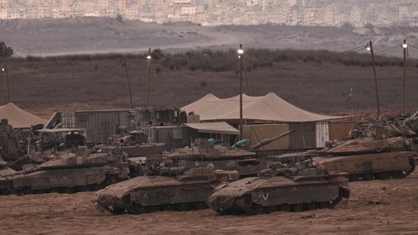 الدبابات الإسرائيلية بالقرب من حدود مع قطاع غزة ، بعد الإعلان عن اتفاق إسرائيل وحماس على المرحلة الأولى من خطة السلام لإنهاء الحرب  9 أكتوبر 2025 - سبوتنيك عربي