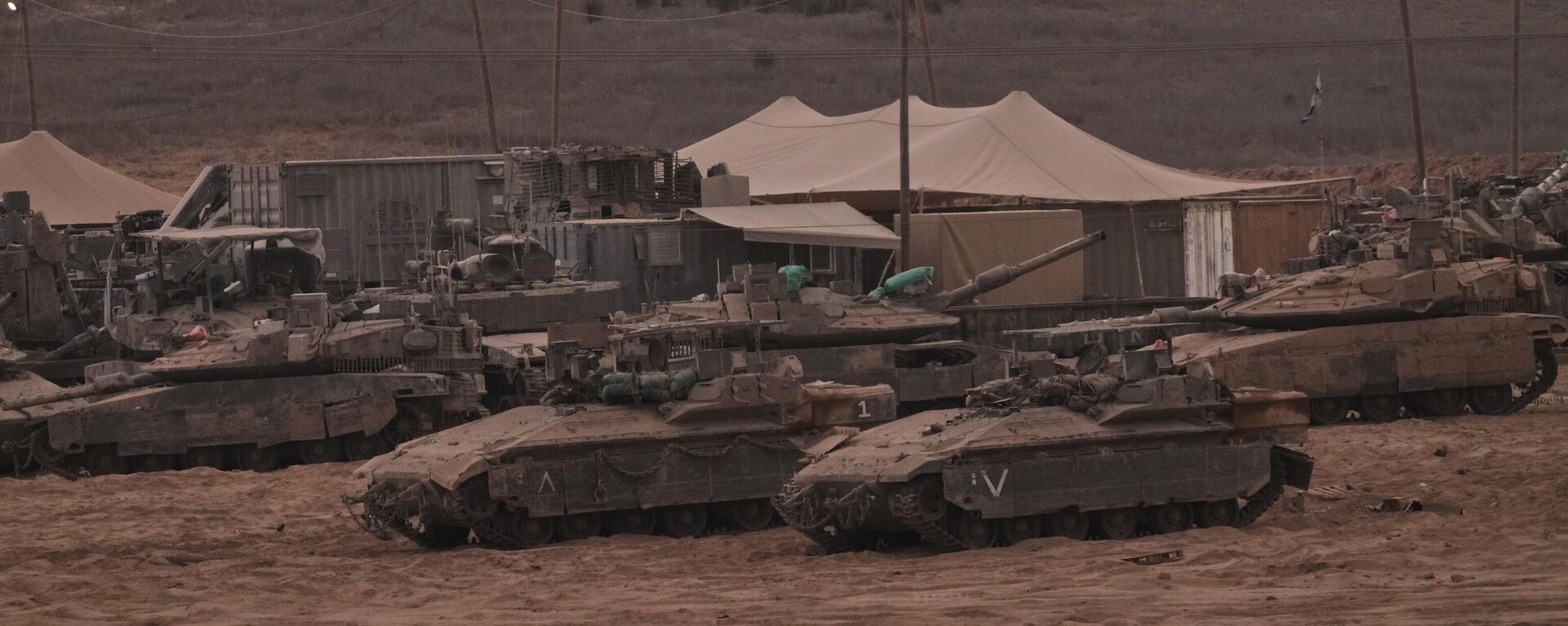 الدبابات الإسرائيلية بالقرب من حدود مع قطاع غزة ، بعد الإعلان عن اتفاق إسرائيل وحماس على المرحلة الأولى من خطة السلام لإنهاء الحرب  9 أكتوبر 2025 - سبوتنيك عربي, 1920, 10.10.2025