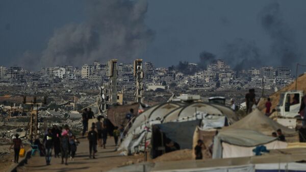 تصاعد الدخان بعد غارة إسرائيلية على مدينة غزة. 8 أكتوبر 2025ـ - سبوتنيك عربي