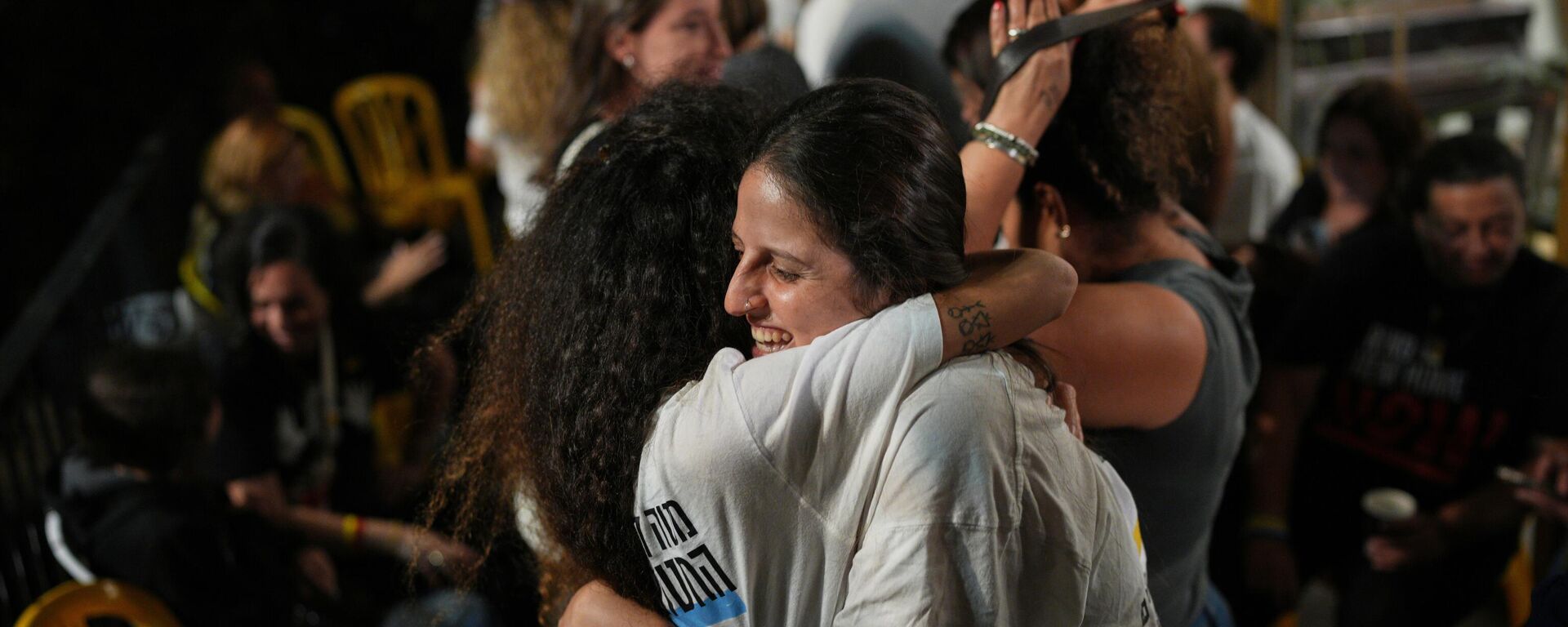 يحتفل أقارب الإسرى الإسرائيليين لدى حماس في قطاع غزة بالإعلان عن اتفاق إسرائيل وحماس على المرحلة الأولى من خطة السلام في في تل أبيب 9 أكتوبر 2025 - سبوتنيك عربي, 1920, 15.10.2025