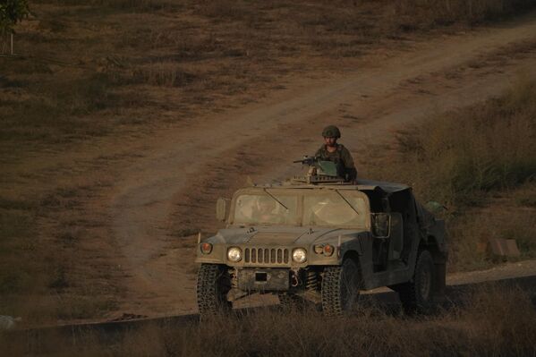 القوات الإسرائيلية بالقرب من حدود مع قطاع غزة ، بعد الإعلان عن اتفاق إسرائيل وحماس على المرحلة الأولى من خطة السلام لإنهاء الحرب،  9 أكتوبر 2025. - سبوتنيك عربي