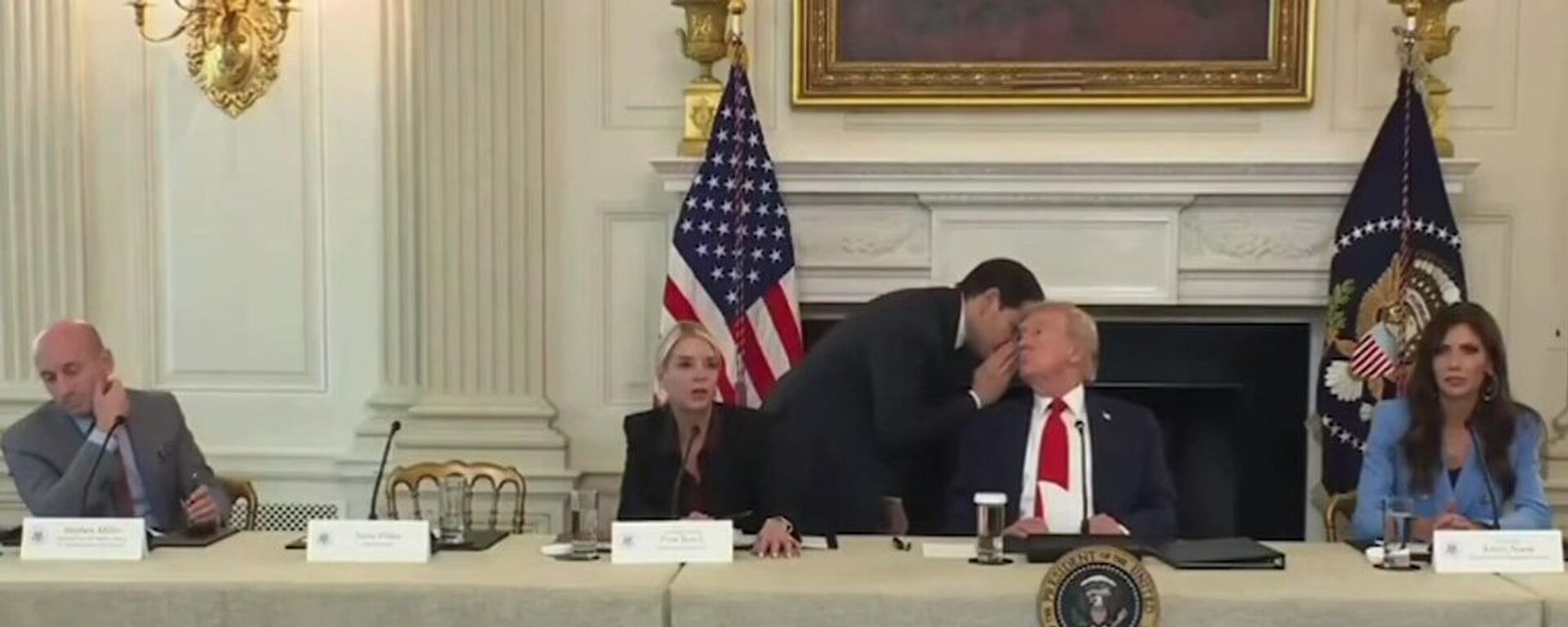 روبيو يسلم ترمب ورقة ويهمس في أذنه قبل إعلان اتفاق غزة - سبوتنيك عربي, 1920, 09.10.2025