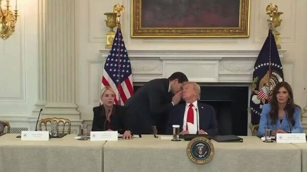 روبيو يسلم ترمب ورقة ويهمس في أذنه قبل إعلان اتفاق غزة - سبوتنيك عربي