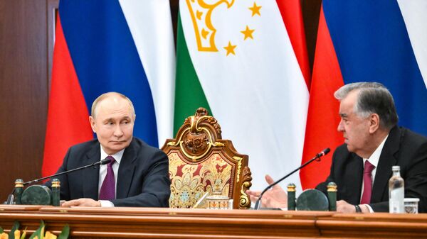 الرئيس الروسي فلاديمير بوتين ونظيره الطاجيكستاني إمام علي رحمون  خلال بيان لوسائل الإعلام في قصر الأمة في دوشنبه. - سبوتنيك عربي