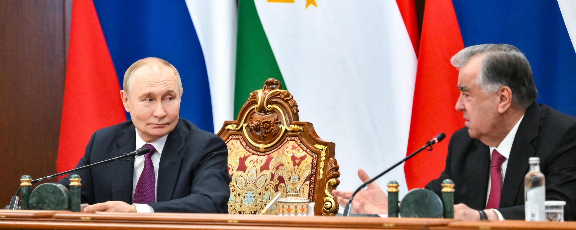 الرئيس الروسي فلاديمير بوتين ونظيره الطاجيكستاني إمام علي رحمون  خلال بيان لوسائل الإعلام في قصر الأمة في دوشنبه. - سبوتنيك عربي, 1920, 09.10.2025