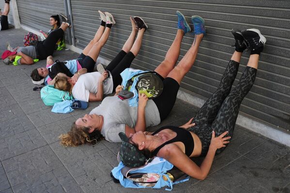 سيدات في الأرجنتين يفترشن الأرض،  خلال الموكب السنوي إلى كنيسة &quot;بازيليك العذراء لوج أوشن&quot; - سبوتنيك عربي