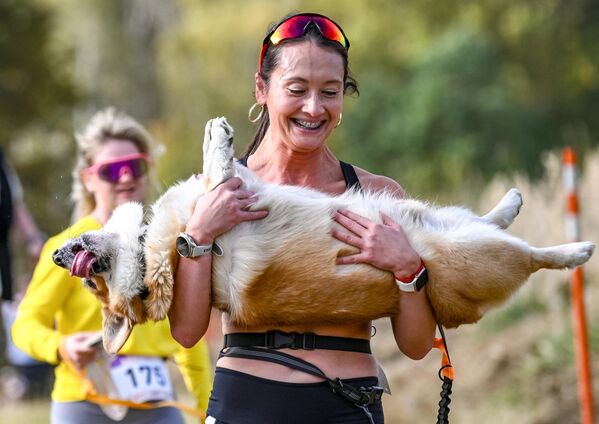 سيدة في مسابقة للركض مع كلبها في موسكو - سبوتنيك عربي