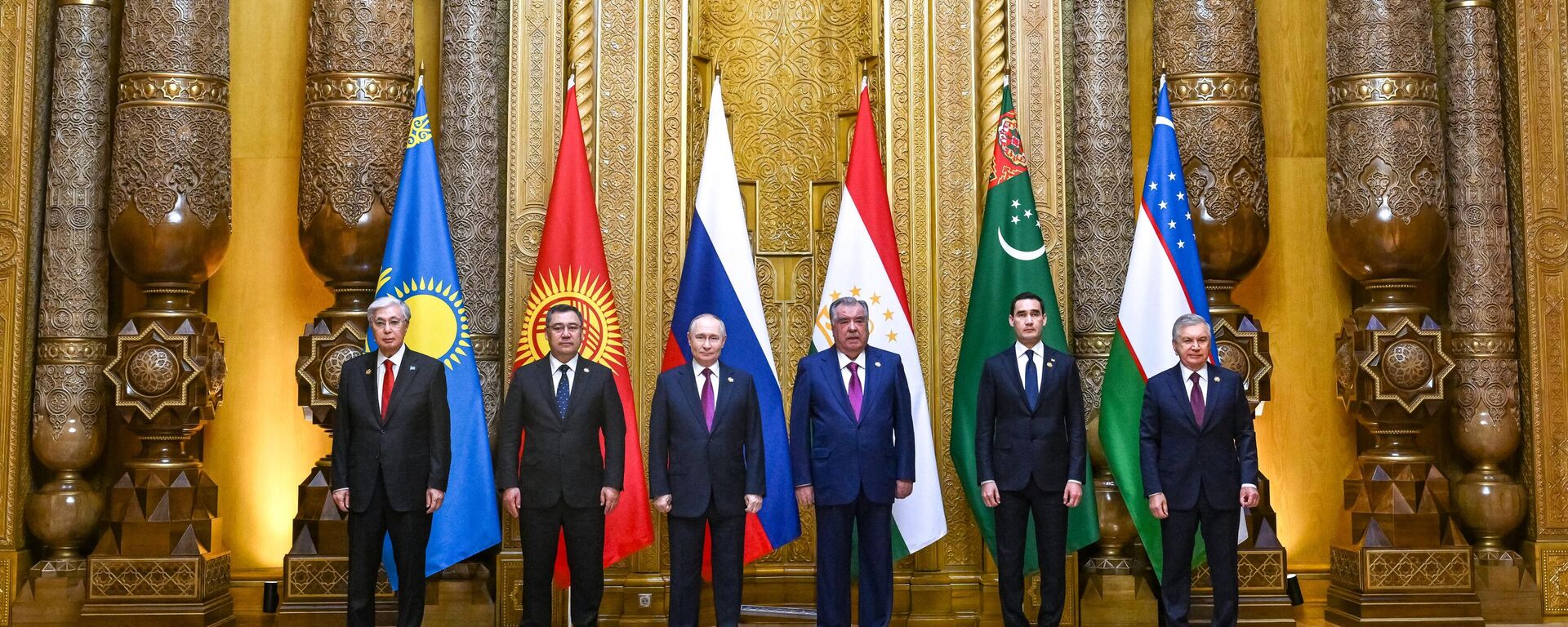 الرئيس الروسي فلاديمير بوتين والزعماء المشاركون بقمة روسيا وآسيا الوسطى التي تستضيفها طاجيكستان يصطفون لالتقاط صورة جماعية - سبوتنيك عربي, 1920, 09.10.2025