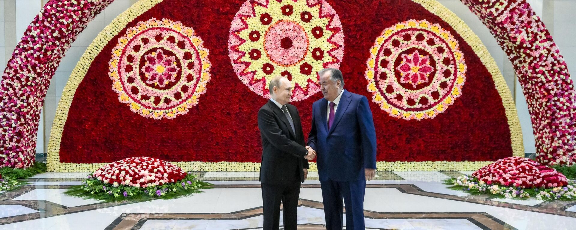 Президент РФ Владимир Путин и президент Таджикистана Эмомали Рахмон во время встречи в Душанбе - سبوتنيك عربي, 1920, 10.10.2025