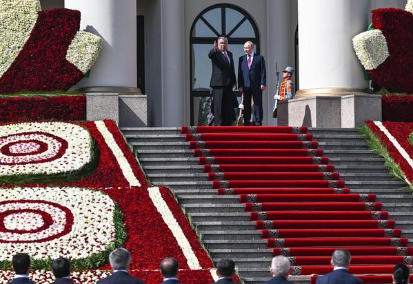 الرئيس الروسي فلاديمير بوتين، والرئيس الطاجيكستاني إمام علي رحمون، خلال اجتماع في قصر الأمة في دوشنبه - سبوتنيك عربي