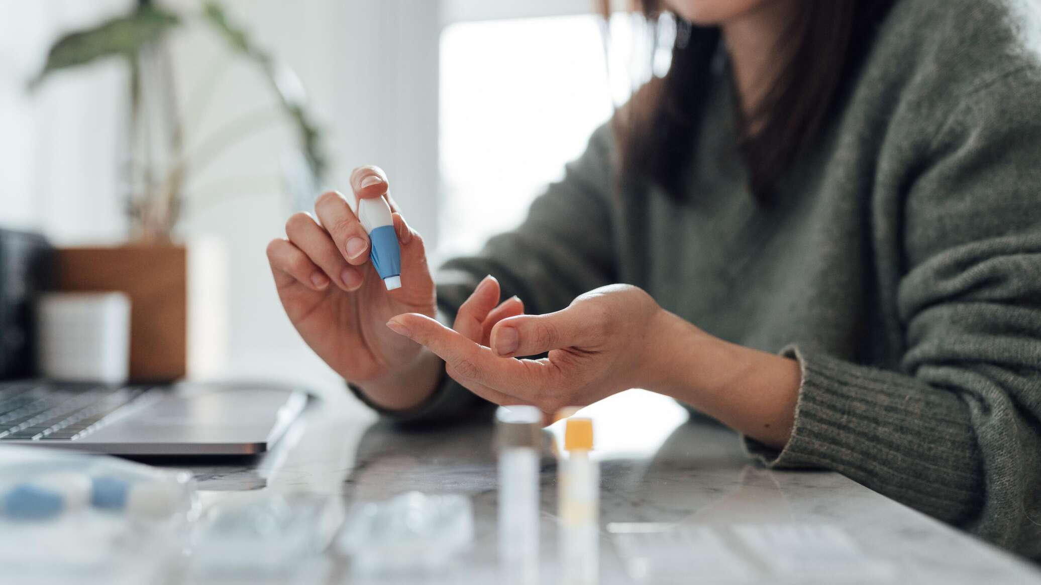 علماء روس يطورون طريقة جديدة لمراقبة مستويات السكر في الدم بدقة عالية ودون الحاجة إلى إبر