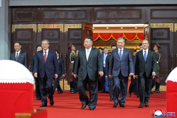 صورة تجمع الزعيم كيم جونغ أون، والأمين العام للحزب الشيوعي الفيتنامي تو لام، ونائب رئيس مجلس الأمن الروسي دميتري ميدفيديف، خلال فعاليات الاحتفال بالذكرى الثمانين لتأسيس حزب العمال الكوري. - سبوتنيك عربي