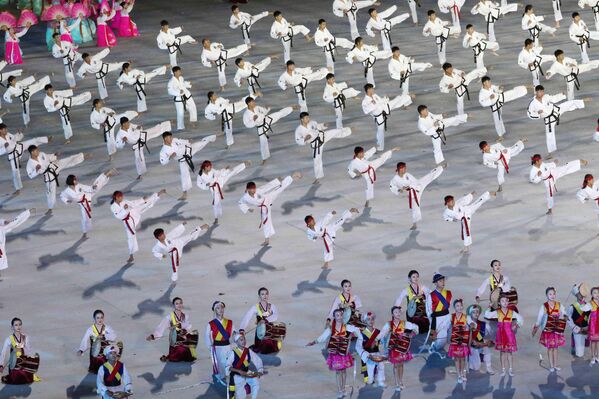 عروض جمبازية جماعية وعروض فنية خلال الاحتفال، حيث شارك عدد كبير من الفرق في العروض. - سبوتنيك عربي