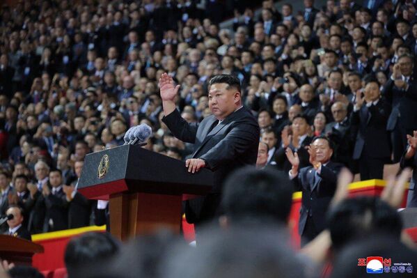 كيم جونج أون يوجه تحية للجمهور والفرق خلال الاحتفال بالذكرى الثمانين لتأسيس حزب العمال الكوري.  - سبوتنيك عربي