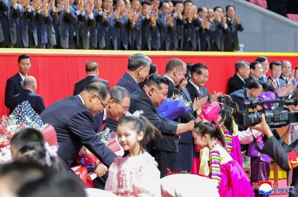 كيم جونغ أون وضيوف الوفود الأجنبية في الاحتفال بالذكرى الثمانين لتأسيس حزب العمال الكوري. - سبوتنيك عربي