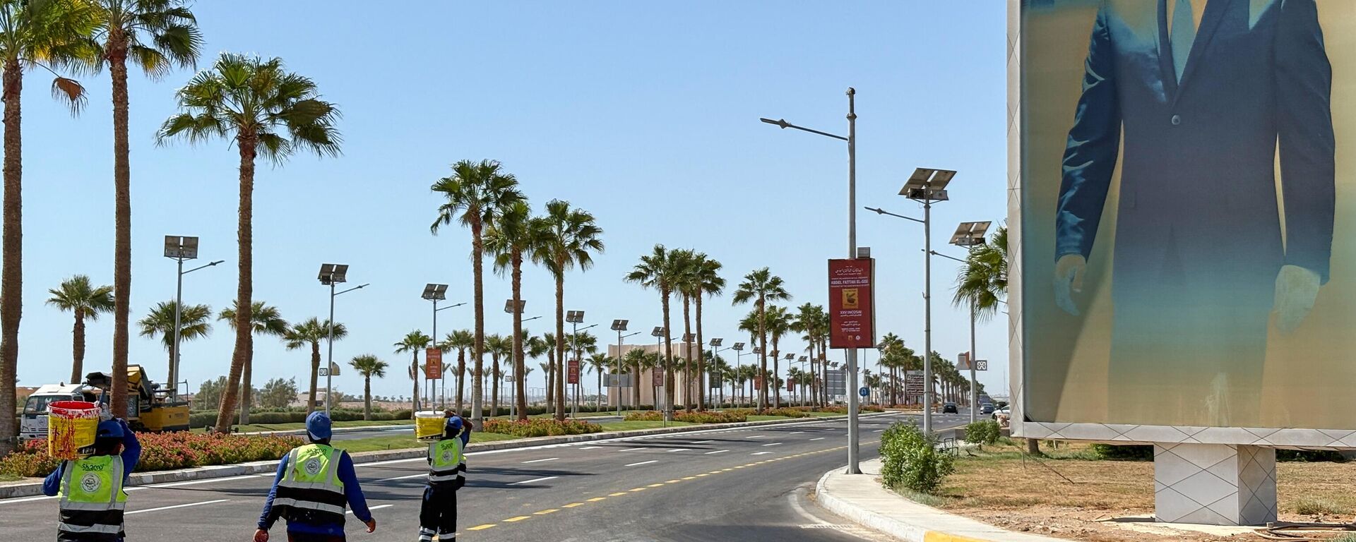 عمال يحملون طلاءً أثناء مرورهم أمام لافتة تحمل صورة الرئيس المصري عبد الفتاح السيسي في مدينة شرم الشيخ، حيث يعقد الرئيس دونالد ترامب قمة لزعماء العالم بشأن غزة خلال زيارته عمال يحملون طلاءً أثناء مرورهم أمام لافتة تحمل صورة الرئيس المصري عبد الفتاح السيسي في مدينة شرم الشيخ، حيث يعقد الرئيس دونالد ترامب قمة لزعماء العالم بشأن غزة خلال زيارته - سبوتنيك عربي, 1920, 12.10.2025