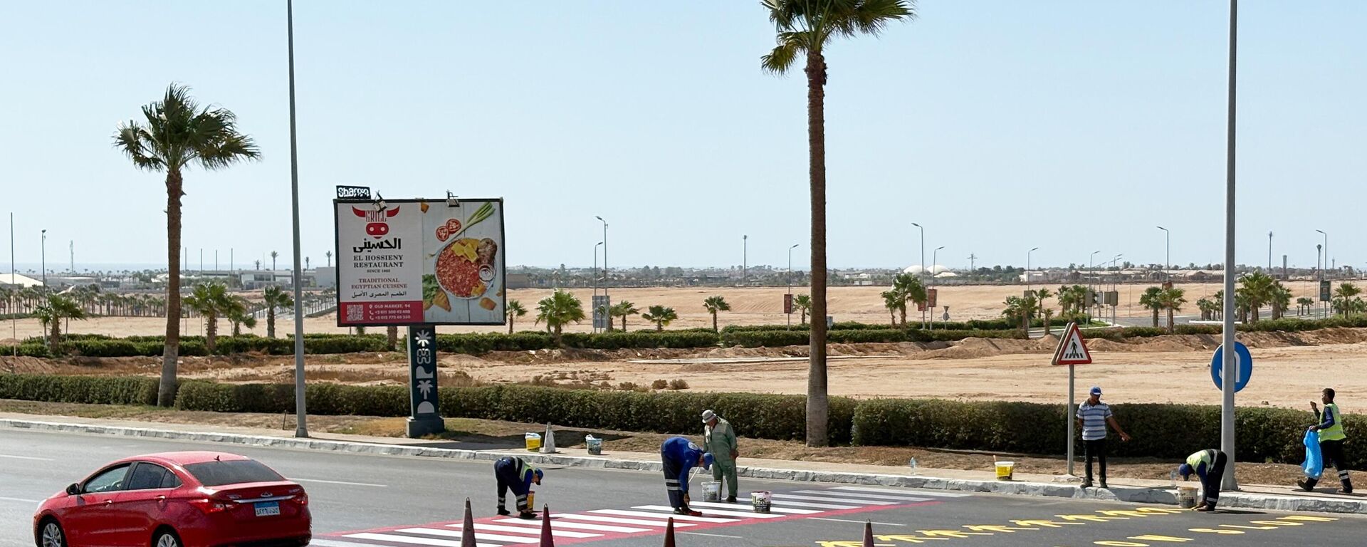 عمال يرسمون خط مرور في مدينة شرم الشيخ حيث يعقد الرئيس دونالد ترامب قمة لزعماء العالم بشأن غزة خلال زيارته - سبوتنيك عربي, 1920, 14.10.2025