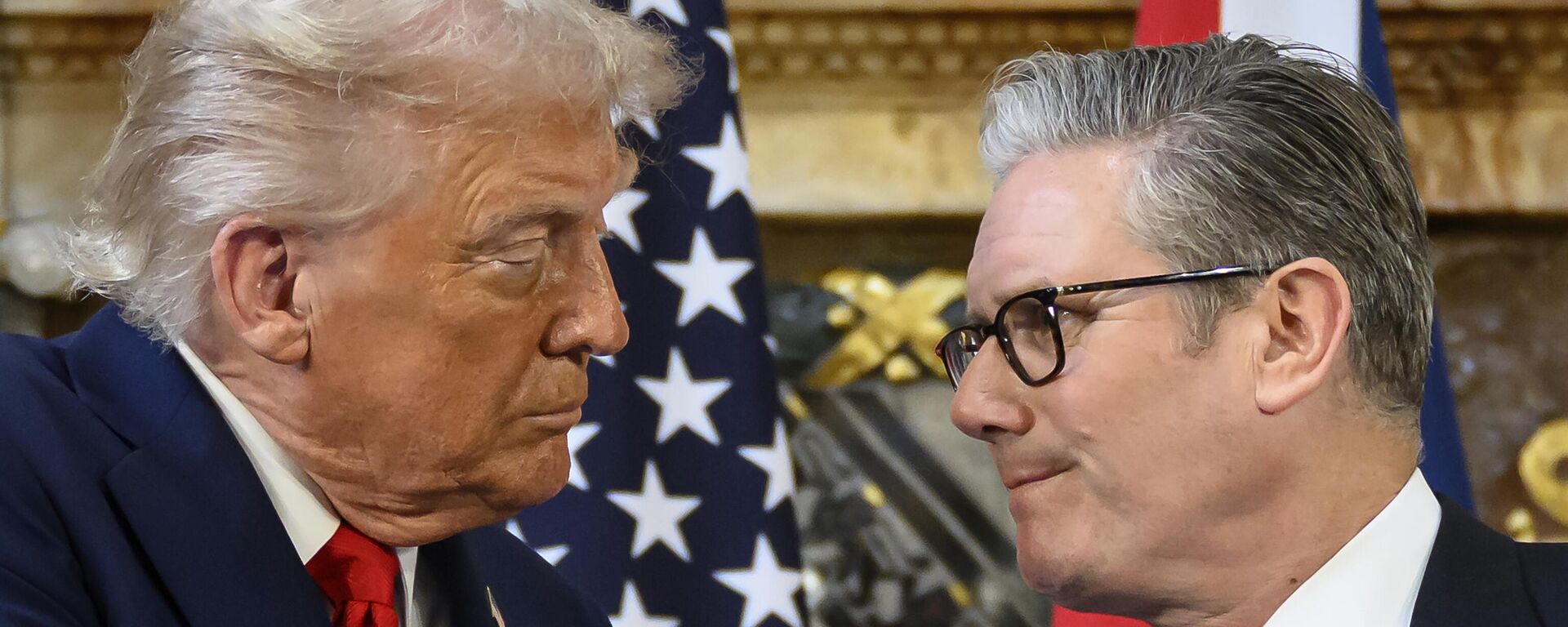 الرئيس الأمريكي دونالد ترامب (يسارًا) ورئيس الوزراء البريطاني كير ستارمر يتبادلان النظرات أثناء مصافحتهما خلال مؤتمر صحفي - سبوتنيك عربي, 1920, 12.10.2025