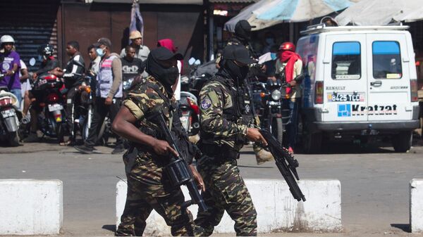 الشرطة تقوم بدوريات في الشوارع خلال احتجاج يطالب باستقالة رئيس مدغشقر، أندريه راجولينا، أنتاناناريفو، 9 أكتوبر/تشرين الأول 2025 - سبوتنيك عربي