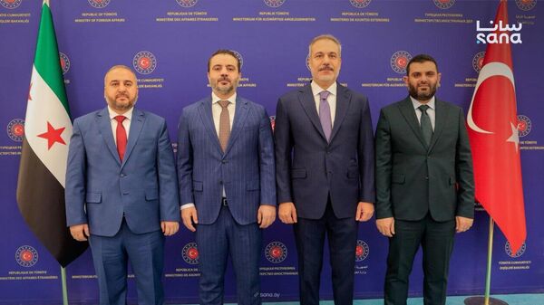 وزير الخارجية والمغتربين أسعد حسن الشيباني على رأس وفد رفيع المستوى يضم وزير الدفاع اللواء مرهف أبو قصرة ورئيس جهاز الاستخبارات العامة حسين السلامة، يلتقي في أنقرة وزير الخارجية التركي هاكان فيدان ووزير الدفاع يشار غولر ورئيس الاستخبارات العامة إبراهيم قالن. - سبوتنيك عربي