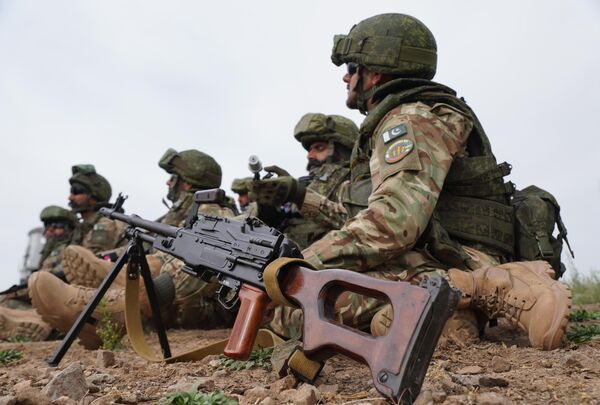 أُجريت مناورات "الصداقة 2025" الروسية الباكستانية في المنطقة العسكرية الجنوبية. وتدربت القوات المسلحة لكلا البلدين على عمليات مكافحة الإرهاب. - سبوتنيك عربي