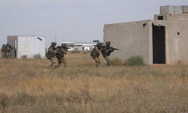 أُجريت مناورات "الصداقة 2025" الروسية الباكستانية في المنطقة العسكرية الجنوبية. وتدربت القوات المسلحة لكلا البلدين على عمليات مكافحة الإرهاب. - سبوتنيك عربي