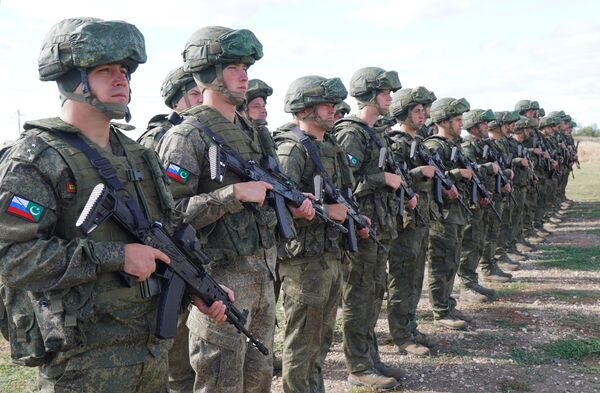 مجموعة من العسكريين الروس أثناء مناورات عسكرية مشتركة مع باكستان ي المنطقة العسكرية الجنوبية. وتدربت القوات المسلحة لكلا البلدين على عمليات مكافحة الإرهاب. - سبوتنيك عربي