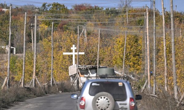 طريق يحتوي على شبكات مضادة للطائرات من دون طيار في منطقة عمليات عسكرية خاصة. طريق يحتوي على شبكات مضادة للطائرات من دون طيار في منطقة عمليات عسكرية خاصة. - سبوتنيك عربي