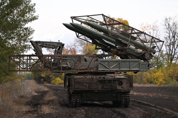 وحدة الإطلاق والتحميل 9A39 (PLU) لنظام الصواريخ المضادة للطائرات 9K37 Buk (SAM) أثناء أداء واجبها القتالي في اتجاه كراسنوارميسك للعملية العسكرية الخاصة. وحدة الإطلاق والتحميل 9A39 (PLU) لنظام الصواريخ المضادة للطائرات 9K37 Buk (SAM) أثناء أداء واجبها القتالي في اتجاه كراسنوارميسك للعملية العسكرية الخاصة. - سبوتنيك عربي