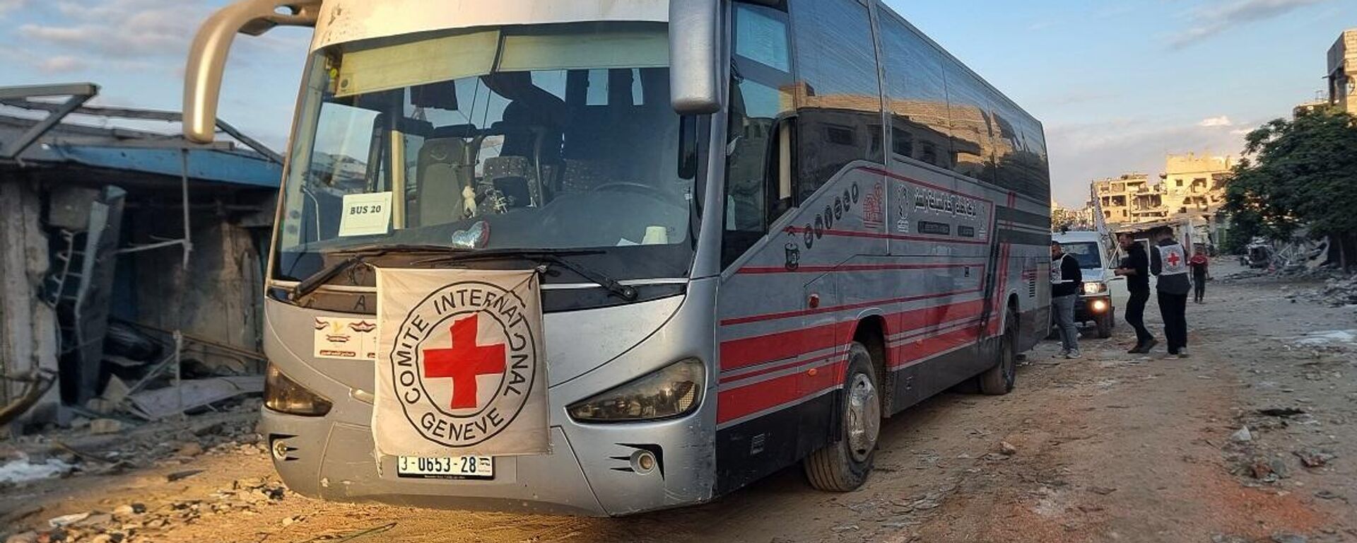 مركبات وحافلات تابعة للصليب الأحمر تقف في خان يونس، جنوب قطاع غزة، 13 أكتوبر/تشرين الأول 2025، استعدادا لإطلاق سراح الأسرى الفلسطينيين من قبل إسرائيل - سبوتنيك عربي, 1920, 13.10.2025