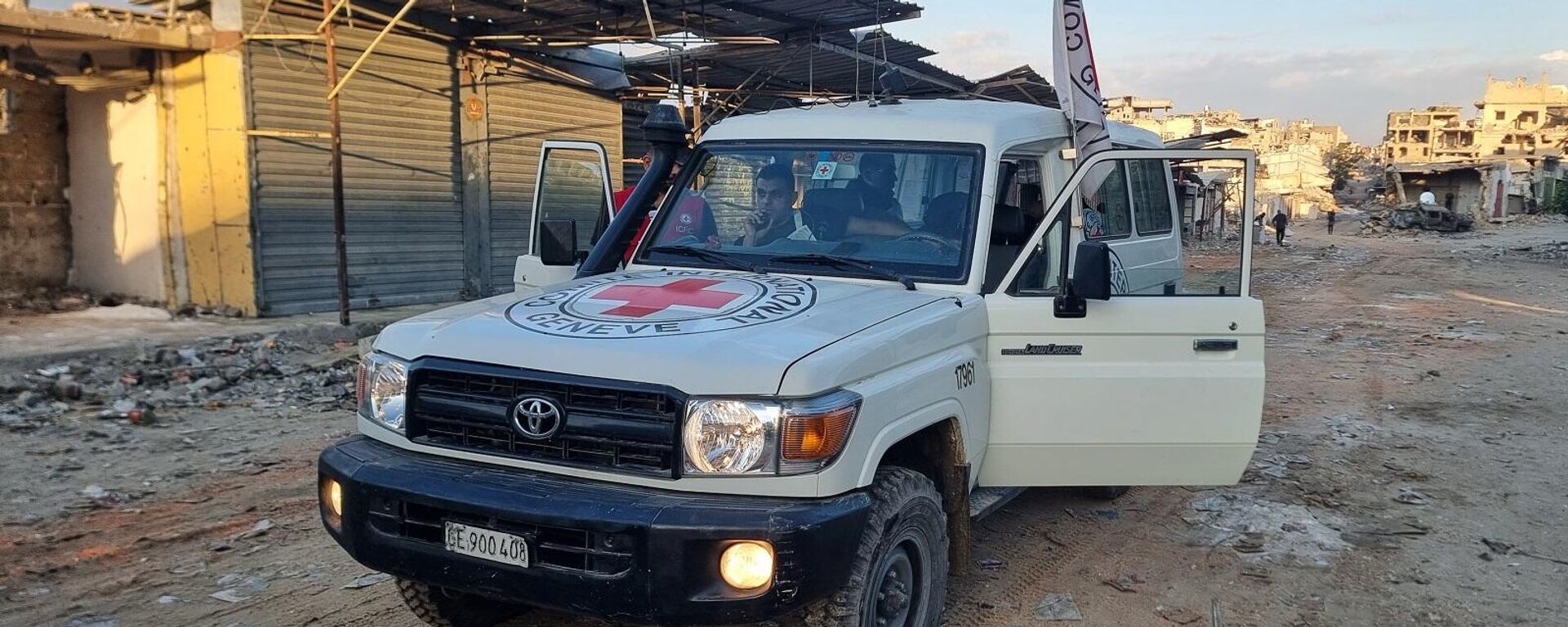 تظهر مركبة تابعة للصليب الأحمر في خان يونس، جنوب قطاع غزة، قبل إطلاق سراح الرهائن لدى حماس والسجناء لدى إسرائيل، 13 أكتوبر/تشرين الأول 2025 - سبوتنيك عربي, 1920, 13.10.2025