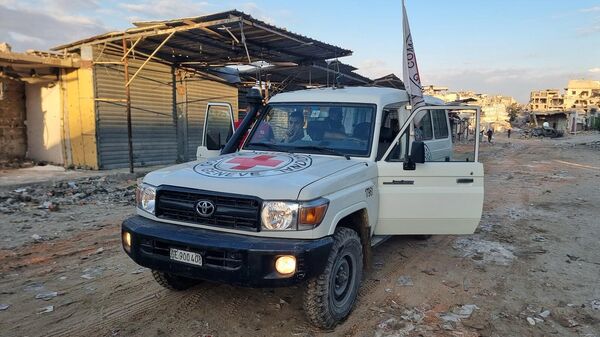 تظهر مركبة تابعة للصليب الأحمر في خان يونس، جنوب قطاع غزة، قبل إطلاق سراح الرهائن لدى حماس والسجناء لدى إسرائيل، 13 أكتوبر/تشرين الأول 2025 - سبوتنيك عربي