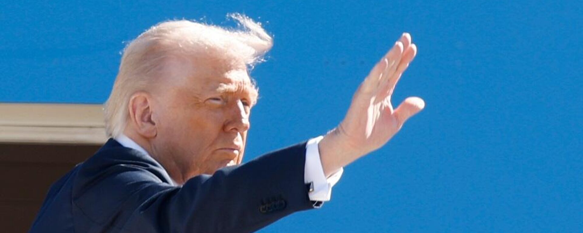 الرئيس الأمريكي دونالد ترامب يستقل طائرته الرئاسية - سبوتنيك عربي, 1920, 13.10.2025