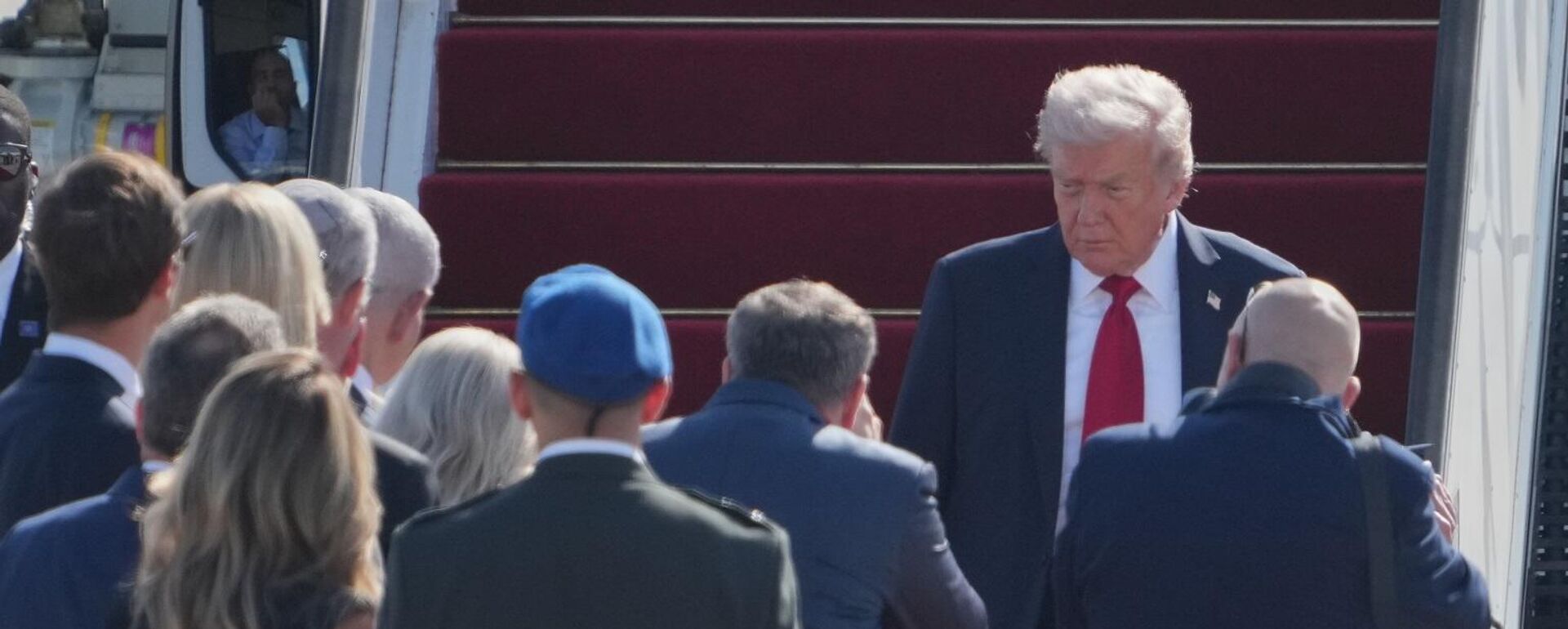 الرئيس الأمريكي، دونالد ترامب، يصل على متن طائرة الرئاسة الأمريكية إلى مطار بن غوريون بالقرب من تل أبيب، إسرائيل، 13 أكتوبر/ تشرين الأول 2025 - سبوتنيك عربي, 1920, 13.10.2025