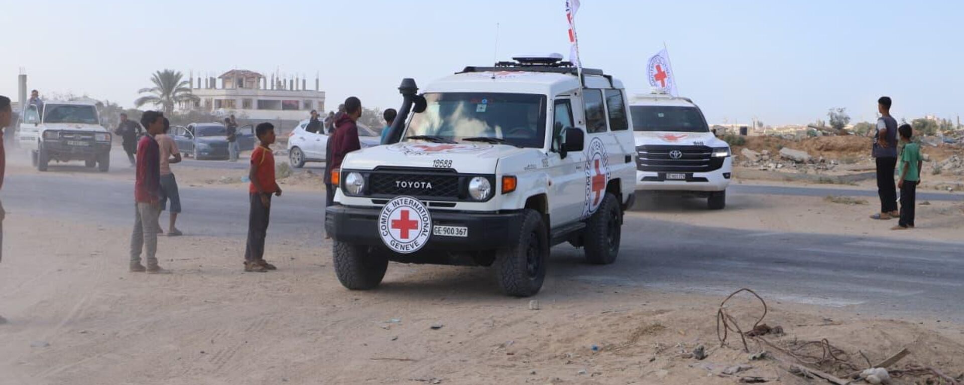 الصليب الأحمر ينقل 13 أسير إسرائيلي في إطار الدفعة الثانية لتبادل الأسرى لتسليمهم للجانب الإسرائيلي - سبوتنيك عربي, 1920, 02.12.2025