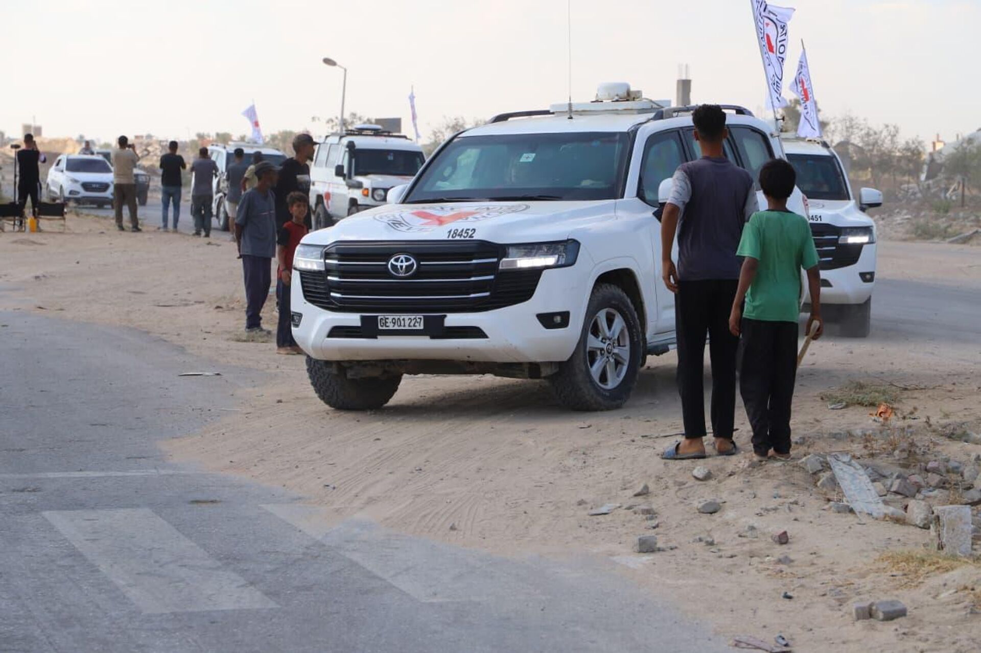 الصليب الأحمر ينقل 13 أسير إسرائيلي في إطار الدفعة الثانية لتبادل الأسرى لتسليمهم للجانب الإسرائيلي - سبوتنيك عربي, 1920, 14.10.2025