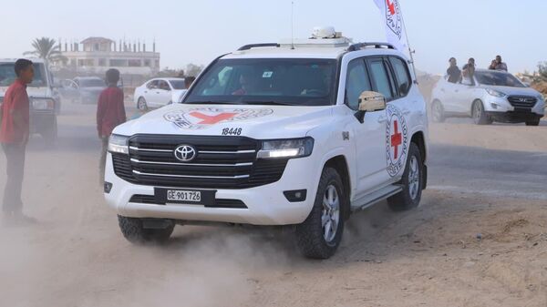 الصليب الأحمر ينقل 13 أسير إسرائيلي في إطار الدفعة الثانية لتبادل الأسرى لتسليمهم للجانب الإسرائيلي - سبوتنيك عربي