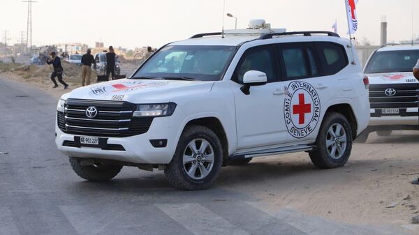 الصليب الأحمر ينقل 13 أسير إسرائيلي في إطار الدفعة الثانية لتبادل الأسرى لتسليمهم للجانب الإسرائيلي - سبوتنيك عربي