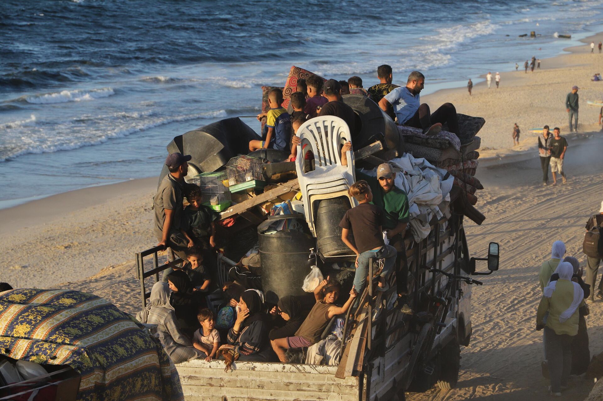 عودة النازحين إلى ركام منازلهم المدمرة تفتح فصلا جديدا للصمود والبقاء في قطاع غزة  - سبوتنيك عربي, 1920, 13.10.2025