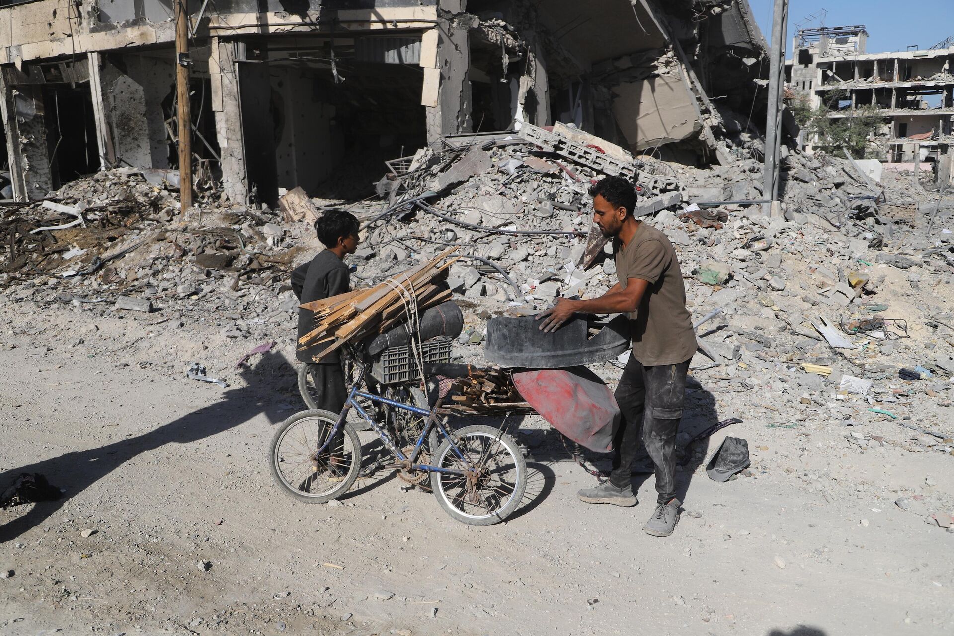 عودة النازحين إلى ركام منازلهم المدمرة تفتح فصلا جديدا للصمود والبقاء في قطاع غزة  - سبوتنيك عربي, 1920, 13.10.2025