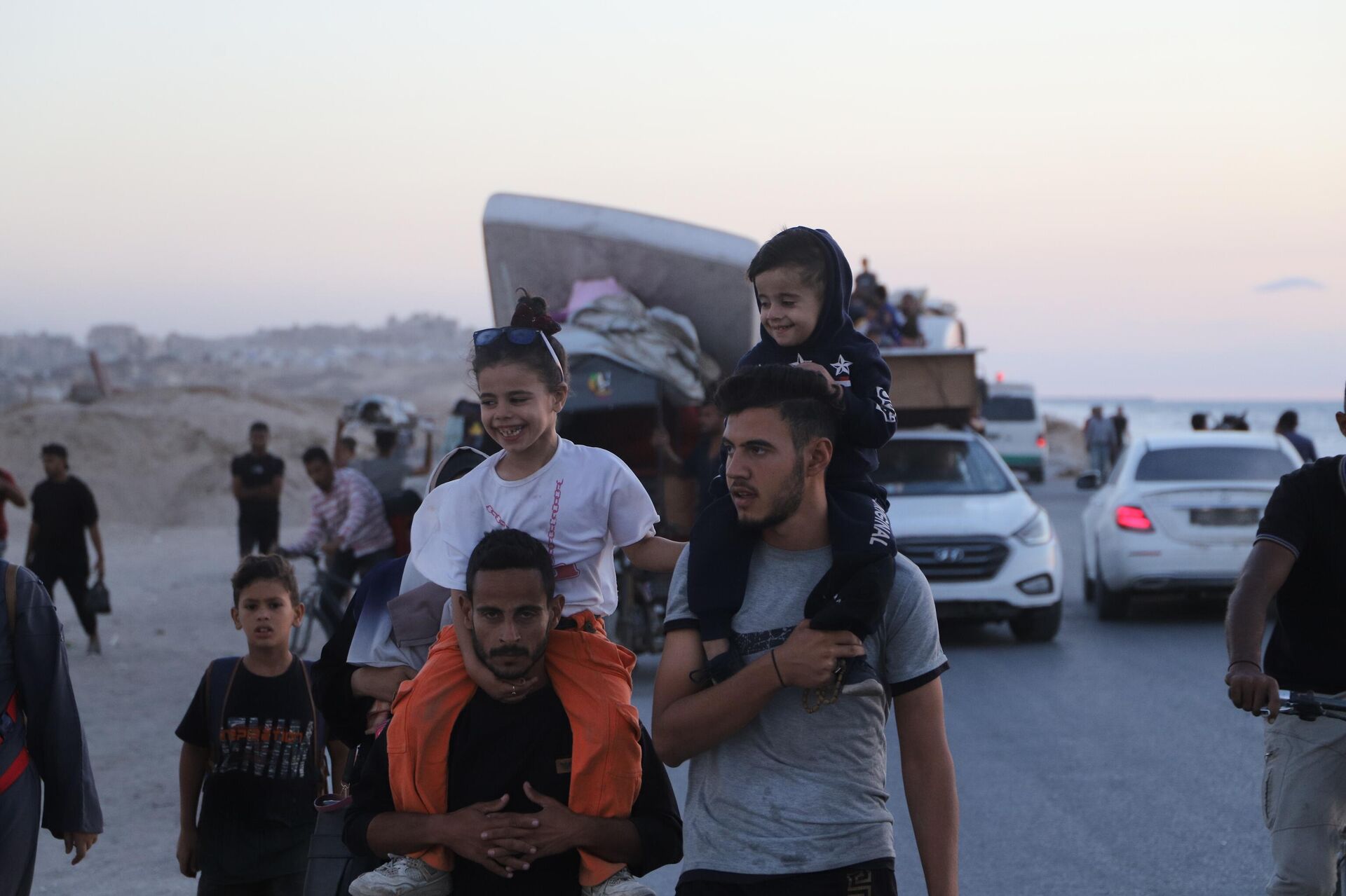 عودة النازحين إلى ركام منازلهم المدمرة تفتح فصلا جديدا للصمود والبقاء في قطاع غزة  - سبوتنيك عربي, 1920, 13.10.2025