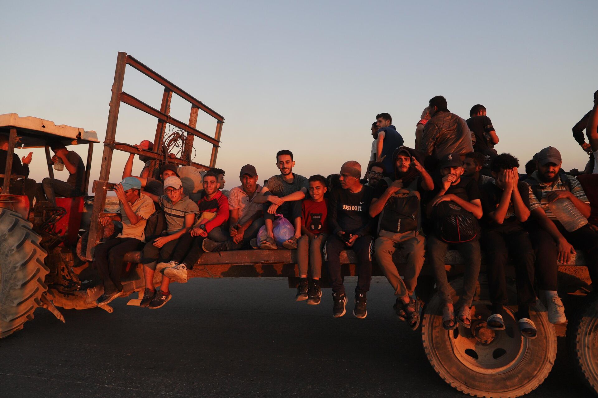 عودة النازحين إلى ركام منازلهم المدمرة تفتح فصلا جديدا للصمود والبقاء في قطاع غزة  - سبوتنيك عربي, 1920, 13.10.2025