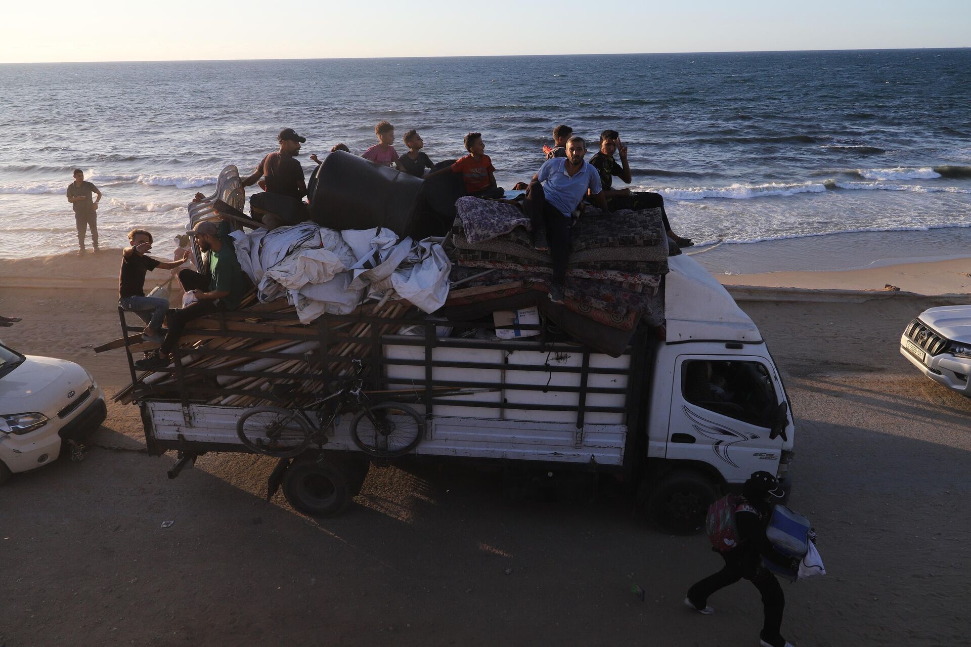 عودة النازحين إلى ركام منازلهم المدمرة تفتح فصلا جديدا للصمود والبقاء في قطاع غزة  - سبوتنيك عربي, 1920, 13.10.2025