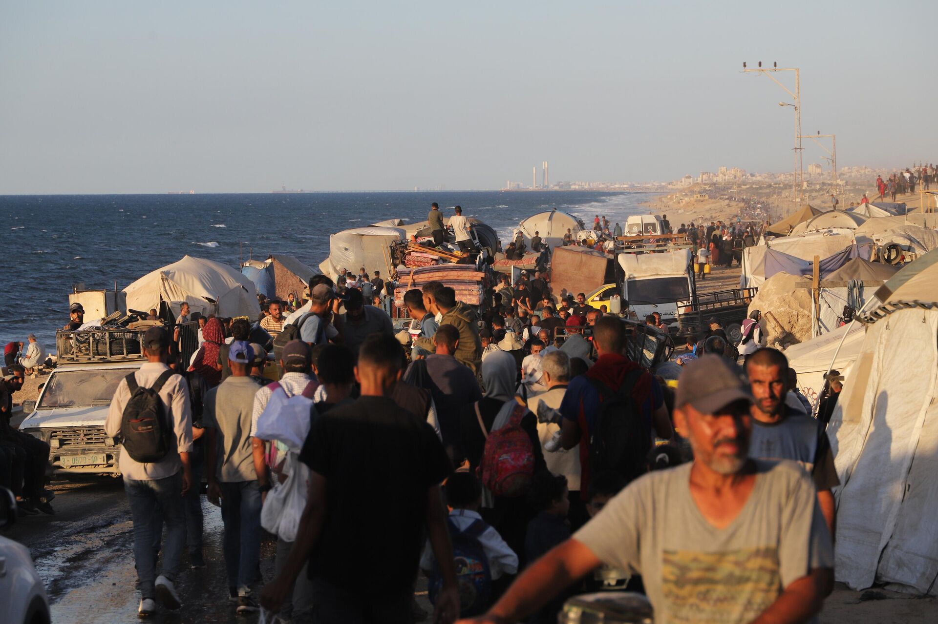 عودة النازحين إلى ركام منازلهم المدمرة تفتح فصلا جديدا للصمود والبقاء في قطاع غزة  - سبوتنيك عربي, 1920, 13.10.2025