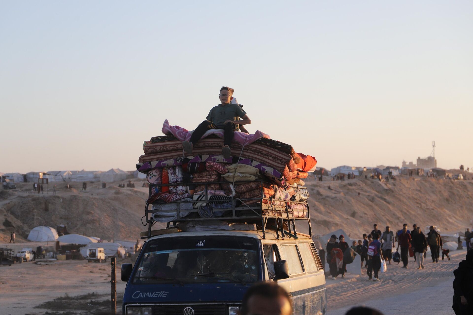 عودة النازحين إلى ركام منازلهم المدمرة تفتح فصلا جديدا للصمود والبقاء في قطاع غزة  - سبوتنيك عربي, 1920, 13.10.2025