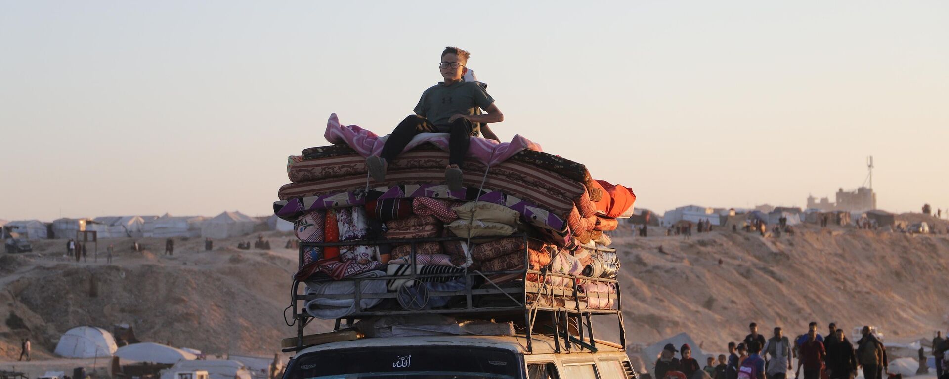 عودة النازحين إلى ركام منازلهم المدمرة تفتح فصلا جديدا للصمود والبقاء في قطاع غزة  - سبوتنيك عربي, 1920, 25.12.2025