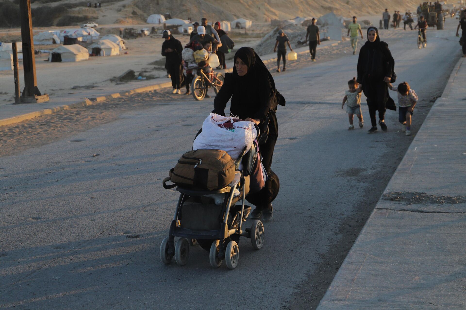 عودة النازحين إلى ركام منازلهم المدمرة تفتح فصلا جديدا للصمود والبقاء في قطاع غزة  - سبوتنيك عربي, 1920, 13.10.2025